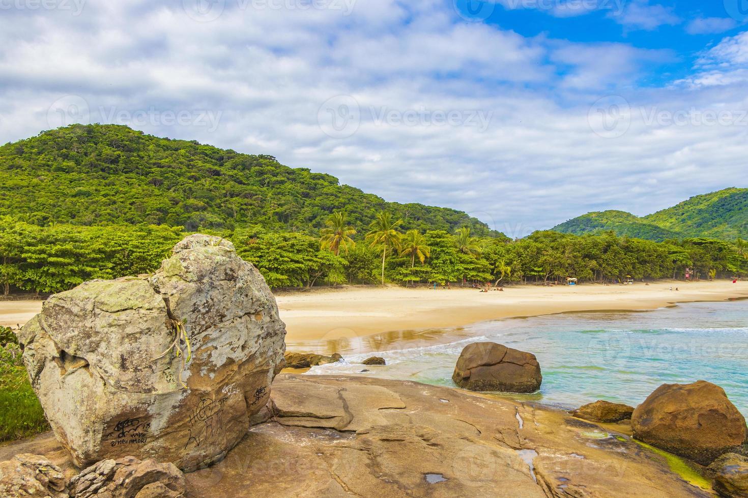 rochas ondas praia lopes praia mendes ilha grande island brasil. foto