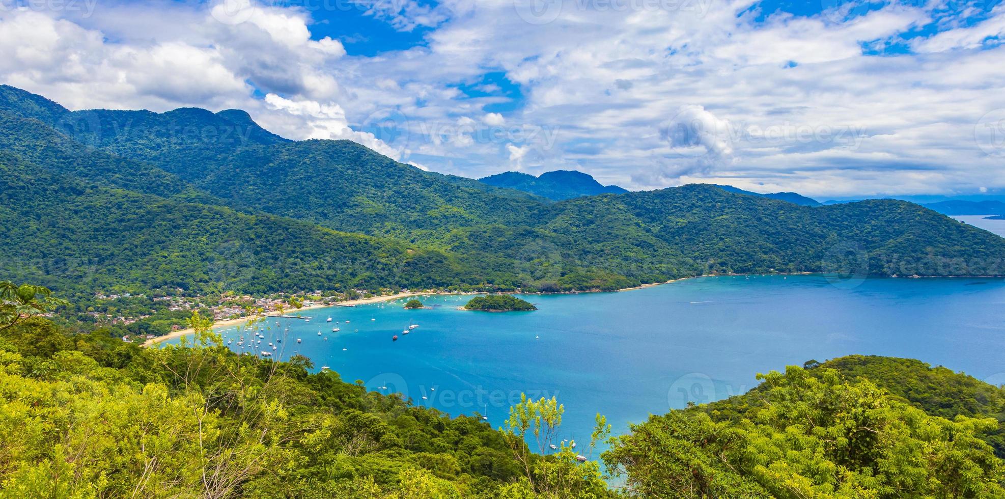 big island tropical island ilha grande abraao beach panorama brazil. foto