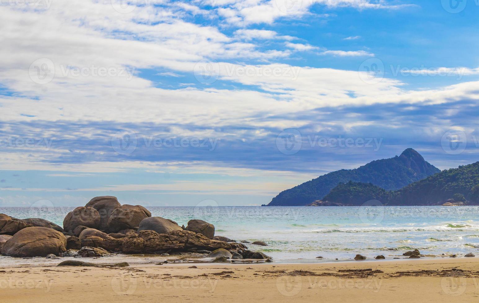 formações rochosas pedregulhos ilha grande santo antonio beach brazil. foto