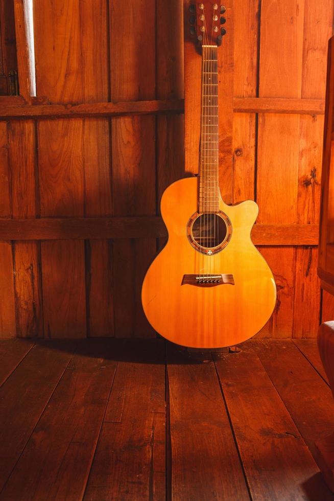 violão clássico em fundo de madeira foto