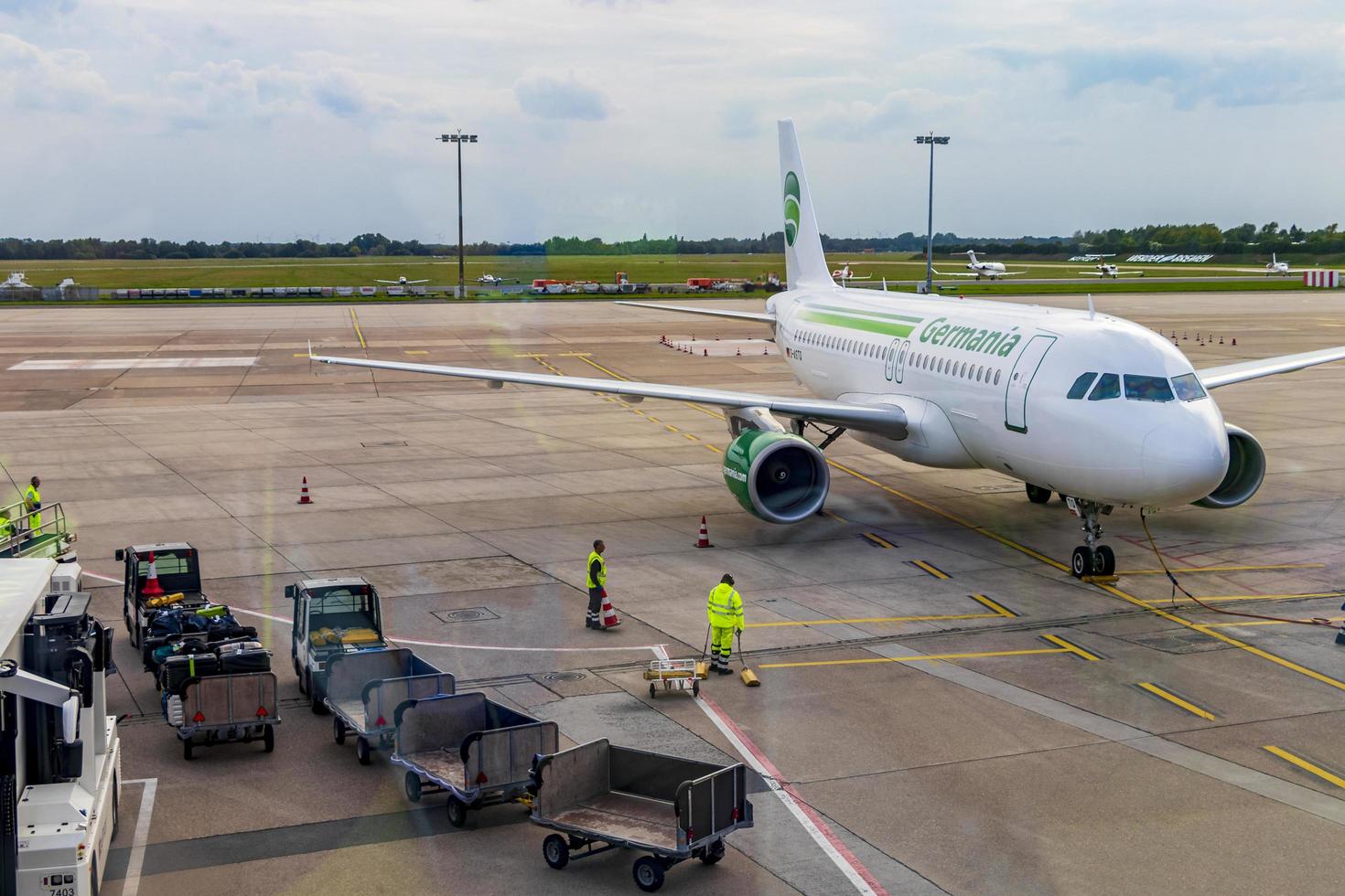 bremen, alemanha, 2021 - avião no aeroporto de bremen foto