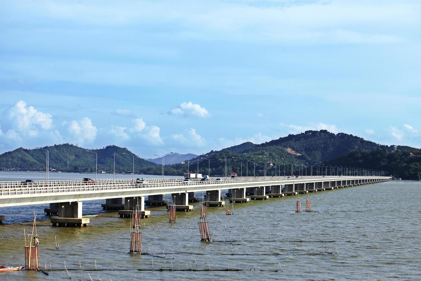 a ponte cruza para a montanha foto