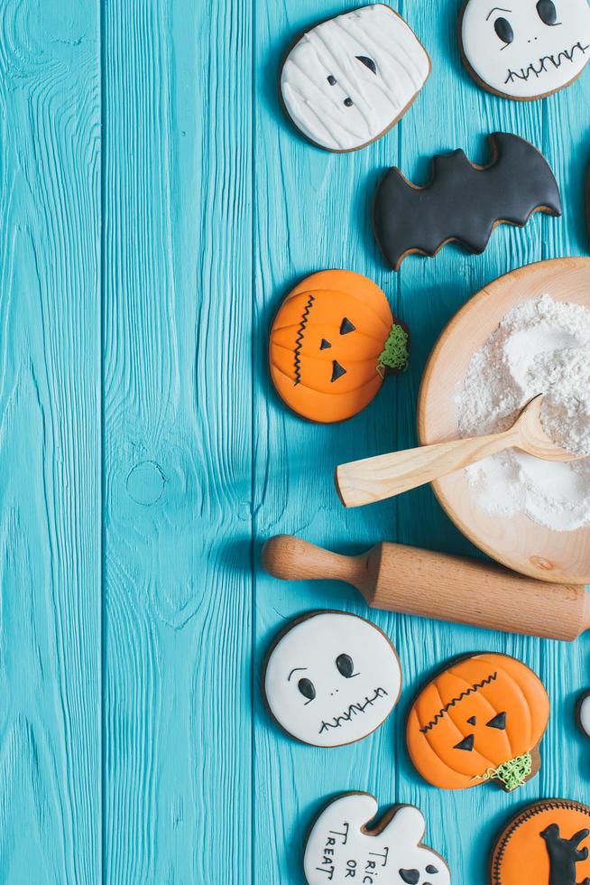 biscoitos de gengibre frescos de halloween na mesa de madeira azul. foto