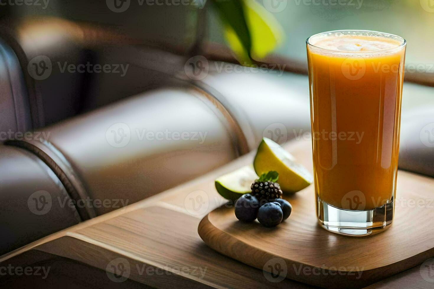 uma vidro do laranja suco em uma de madeira bandeja. gerado por IA foto