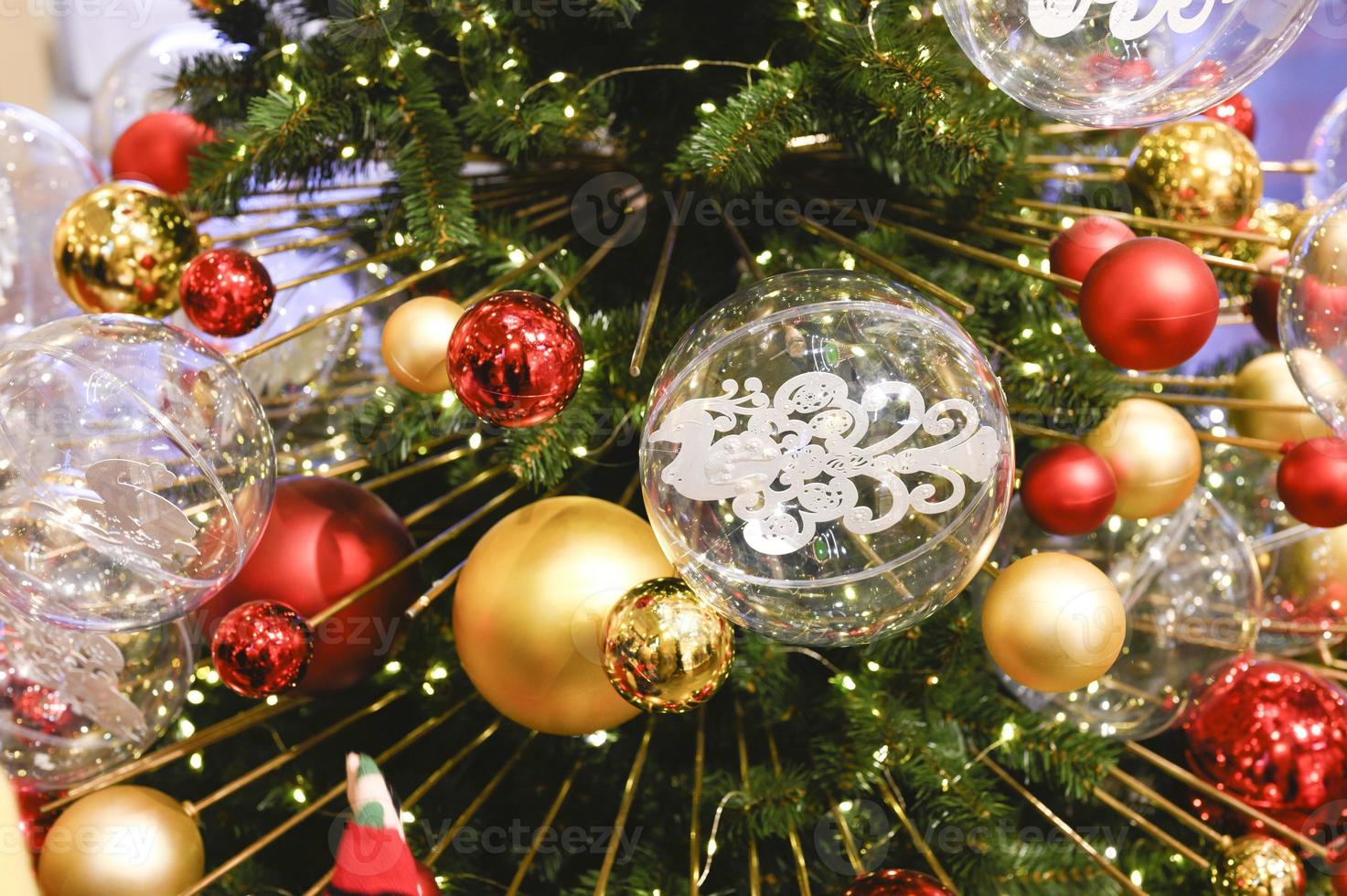bolas decoradas com árvore de natal foto