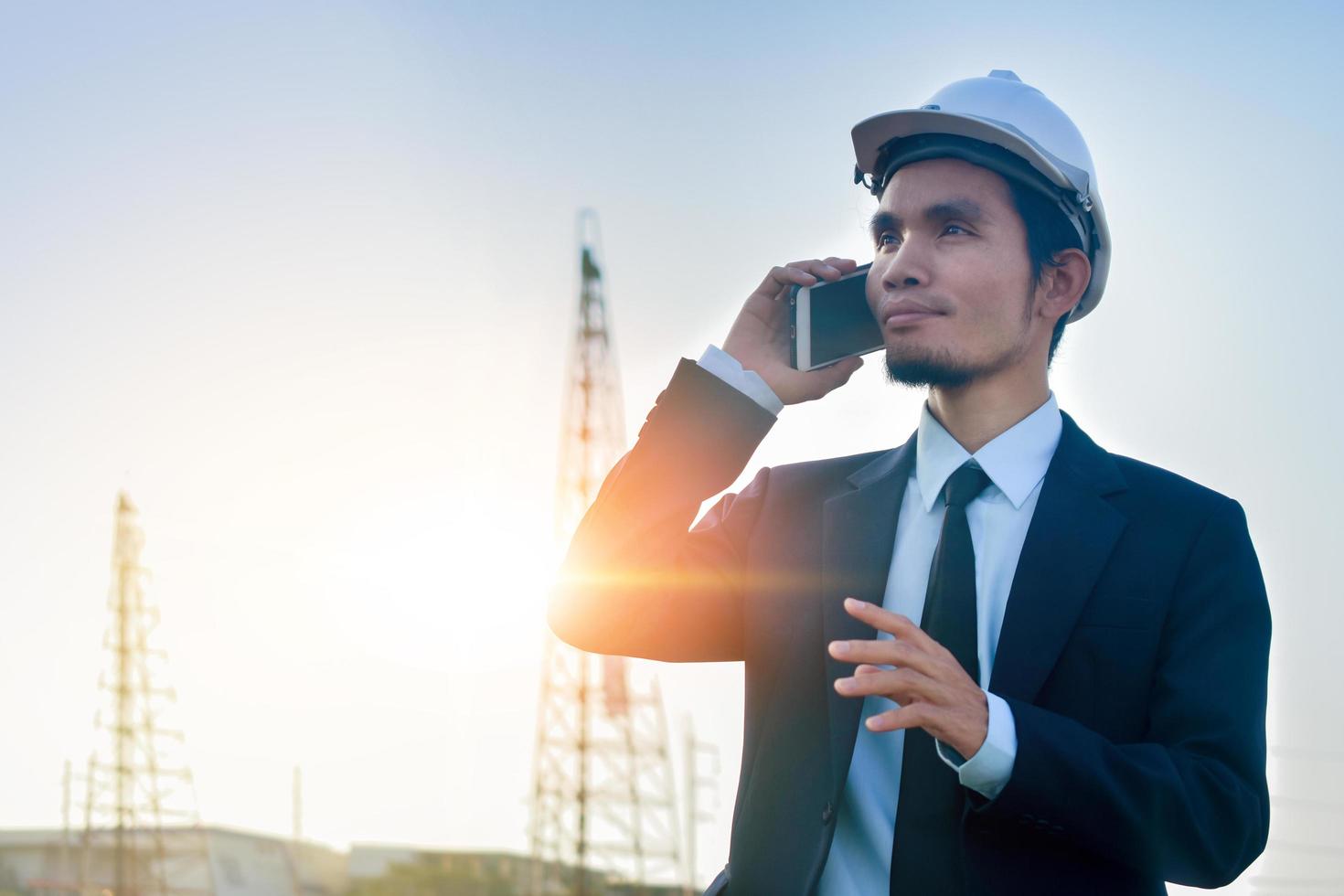 gerente ligar telefone trabalho ao ar livre arquiteto edifício fundo foto