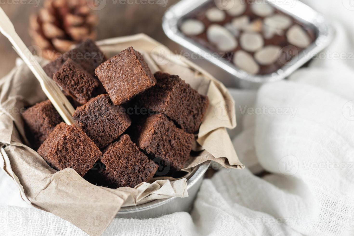 close-up bolo de brownie de chocolate, sobremesa com leite foto