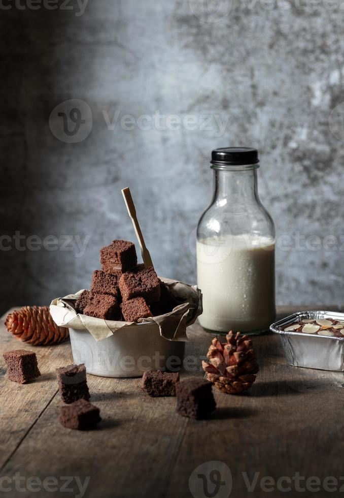 Bolo de brownie de chocolate, sobremesa com leite foto