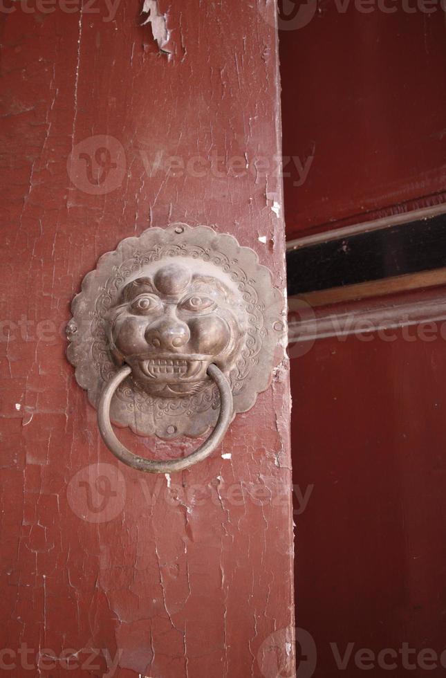 aldrava de casa de naxi da antiga cidade de baisha em lijiang yunnan, china foto