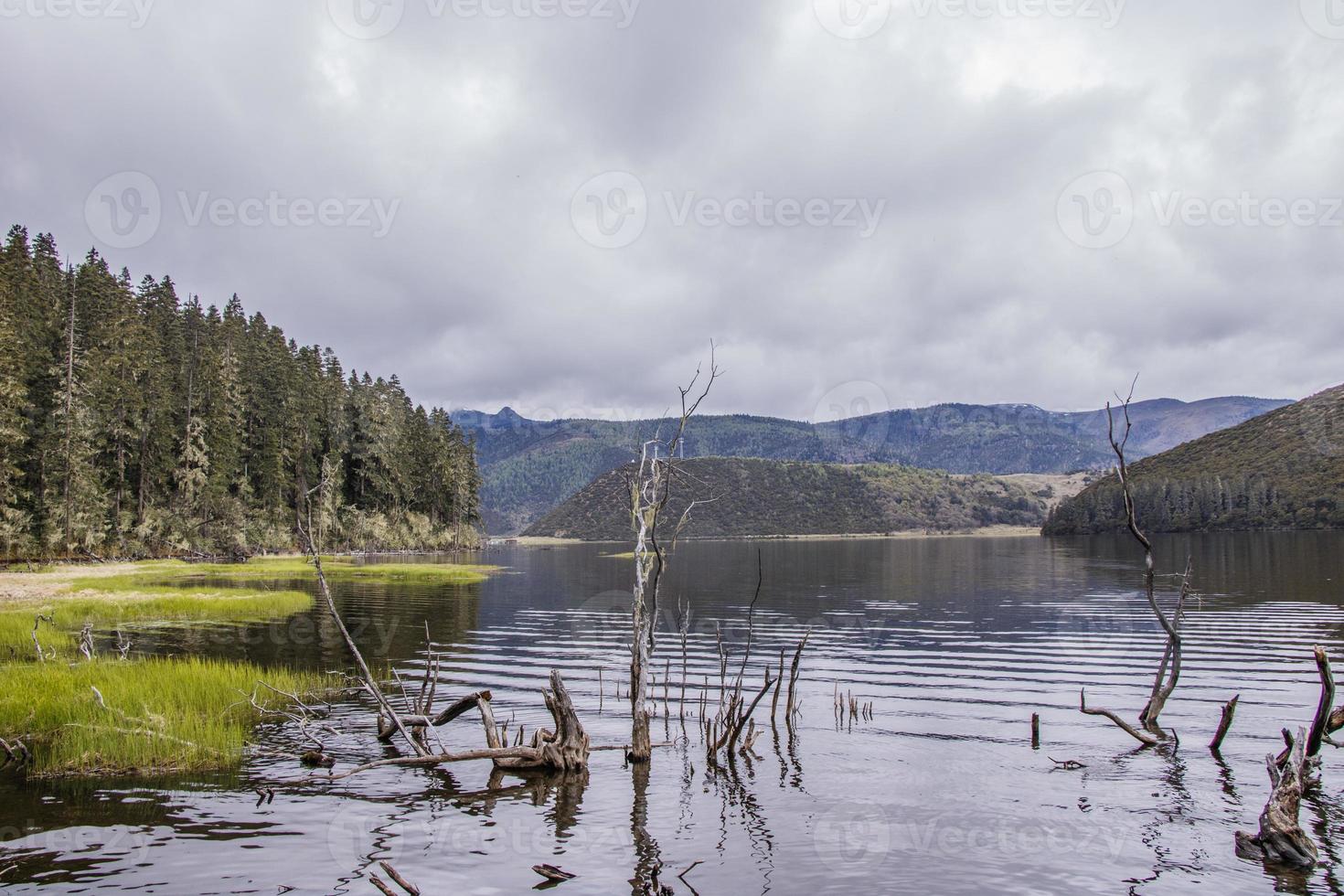 lago no parque nacional de pudacuo em shangri la, província de yunnan, china foto