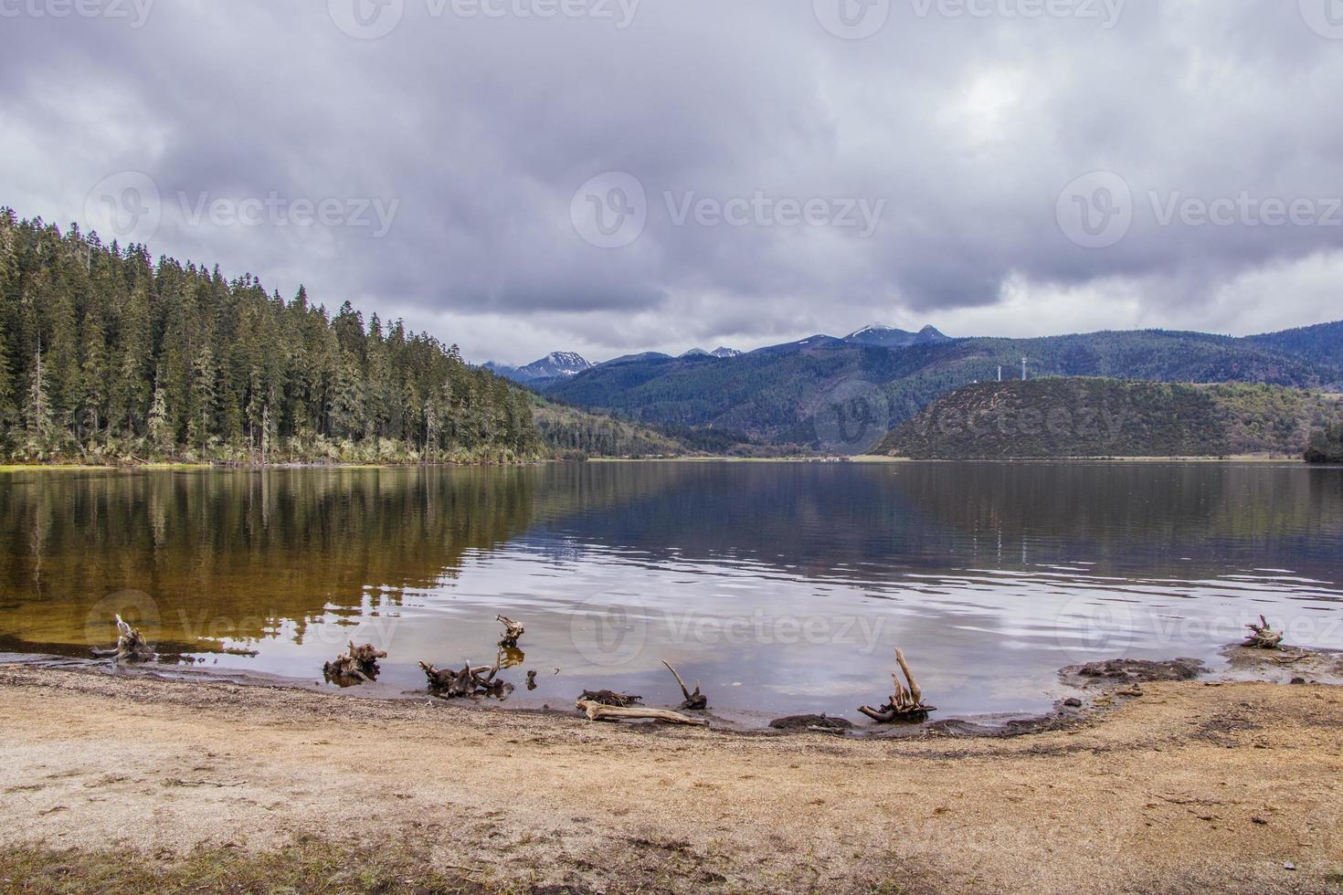 lago no parque nacional de pudacuo em shangri la, província de yunnan, china foto