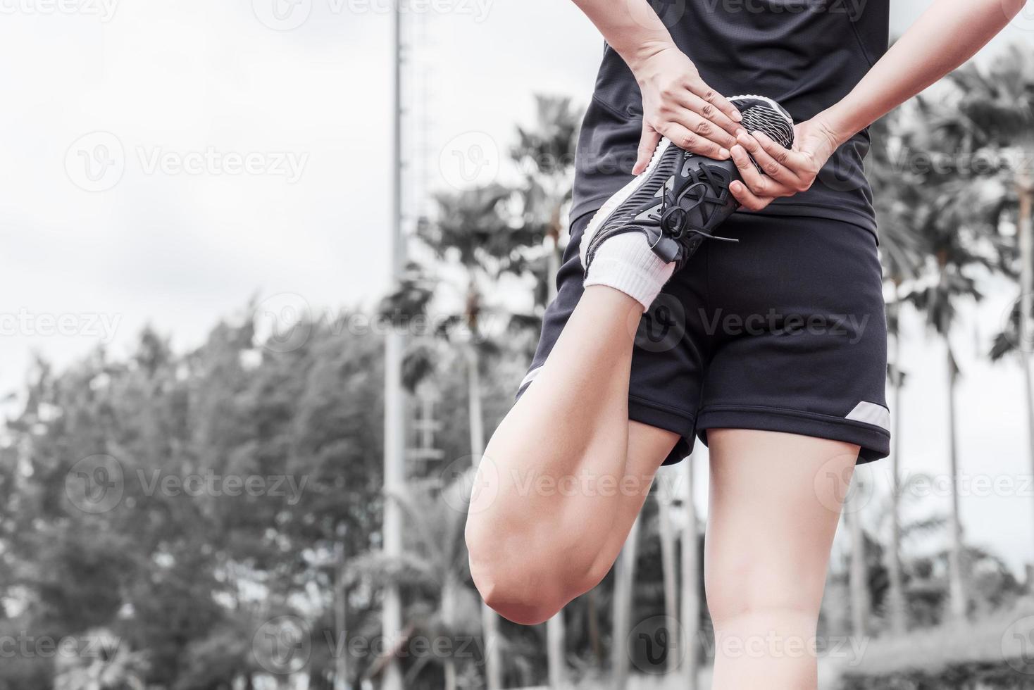 corredor alongamento aquecimento antes do conceito de exercício, esporte e atividade foto