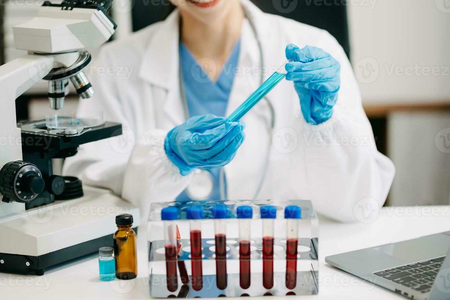 médico pesquisa laboratório. fêmea cientista trabalhando com bioquímico Ciência químico laboratório foto