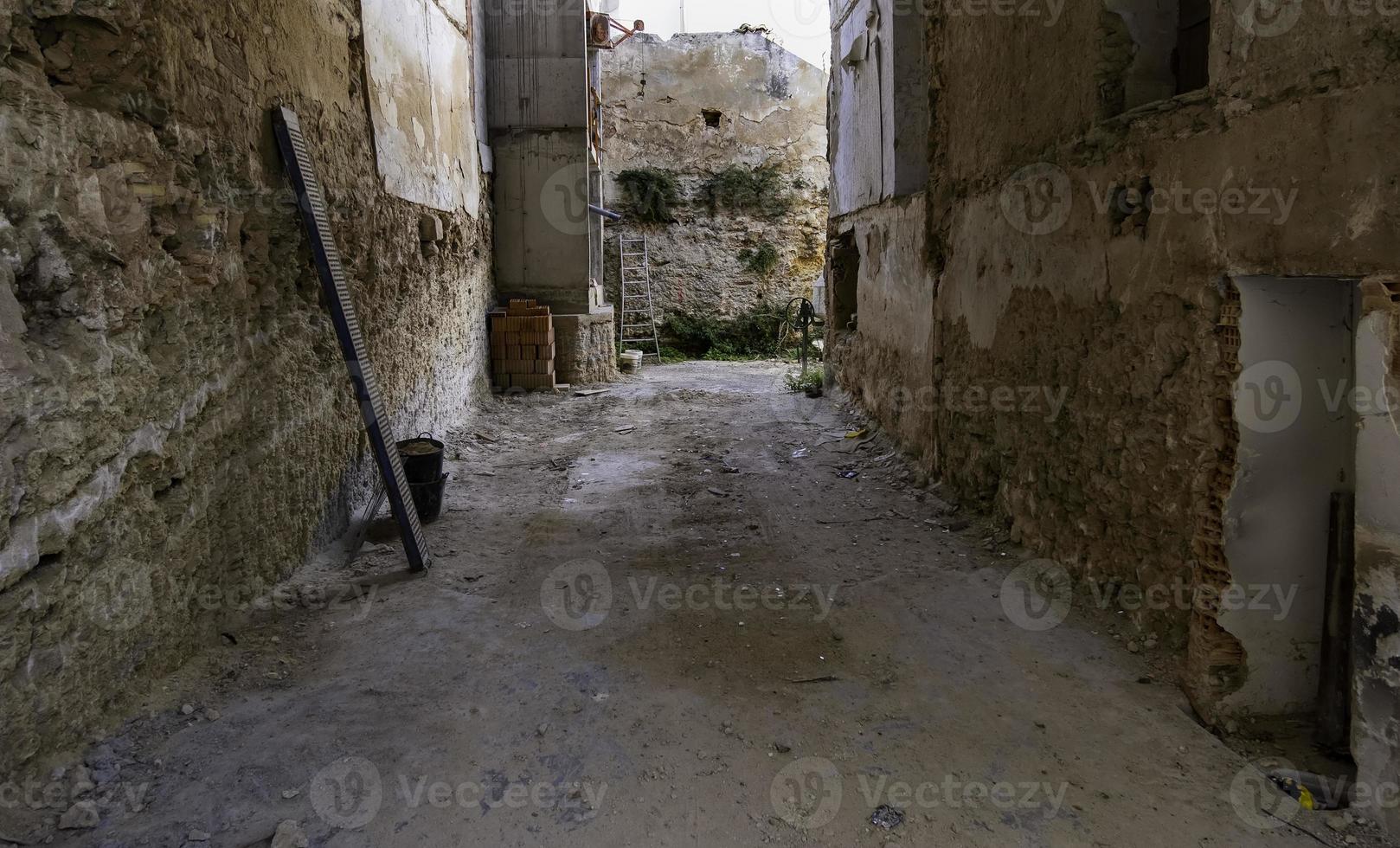 velho beco em ruínas foto