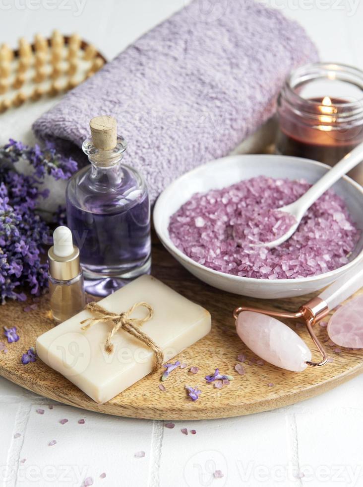 cosmético de ervas naturais com flores de lavanda foto