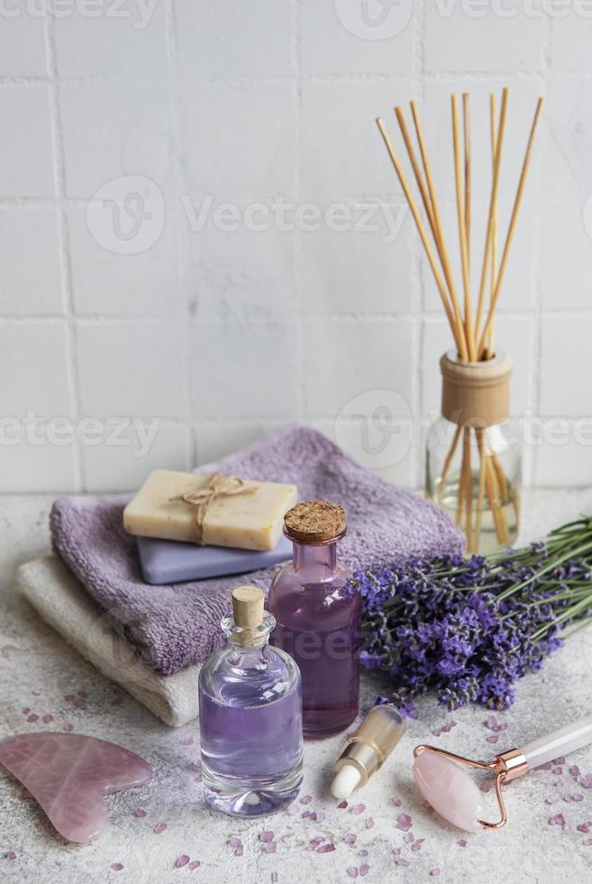 cosmético de ervas naturais com flores de lavanda foto