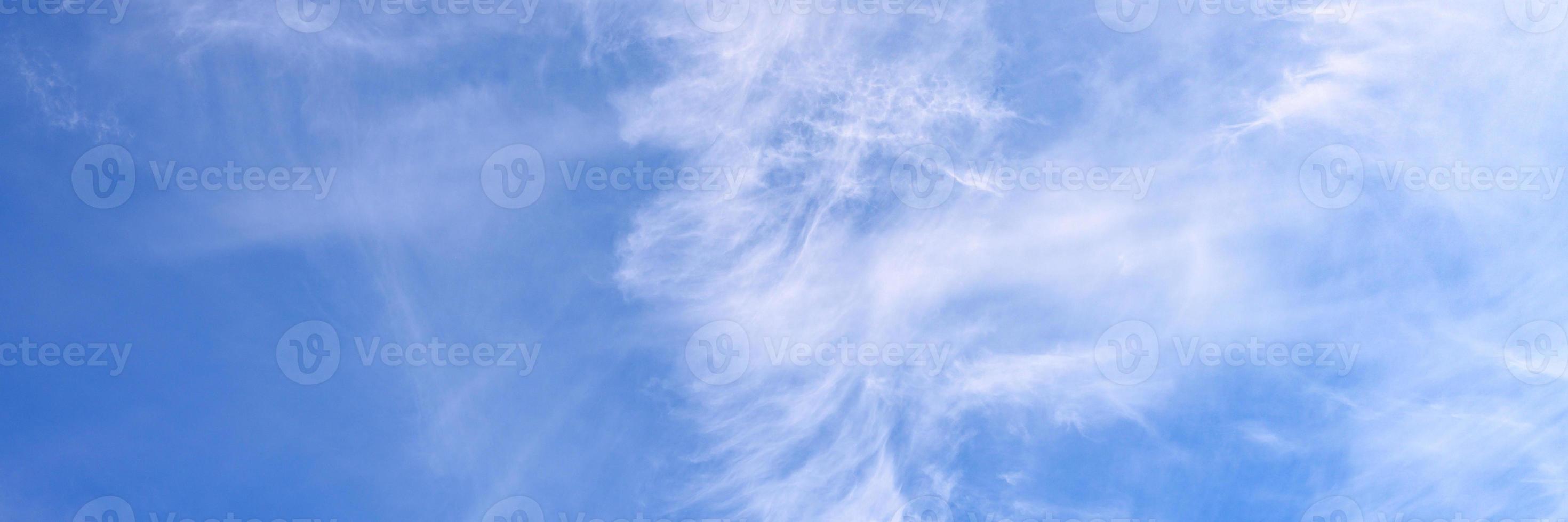 lindas nuvens de céu azul foto