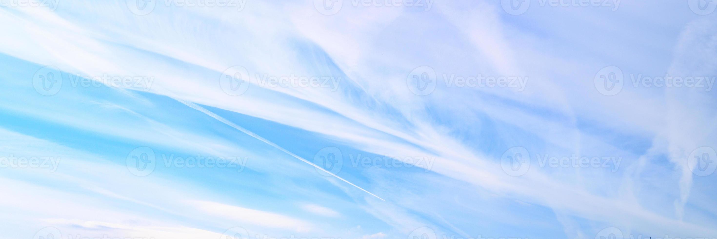 lindas nuvens de céu azul foto