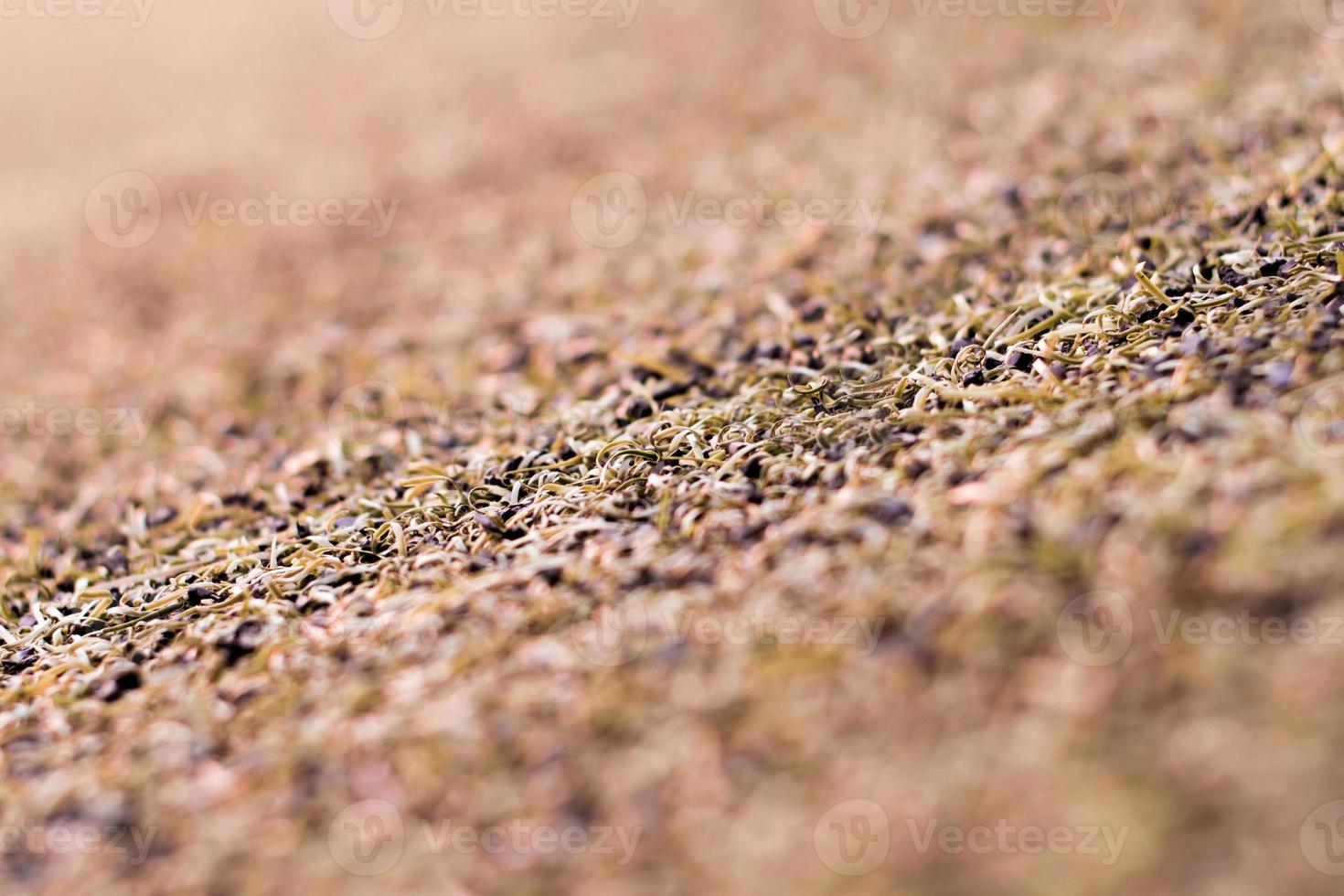 textura de grama artificial de plástico e os grânulos de borracha foto