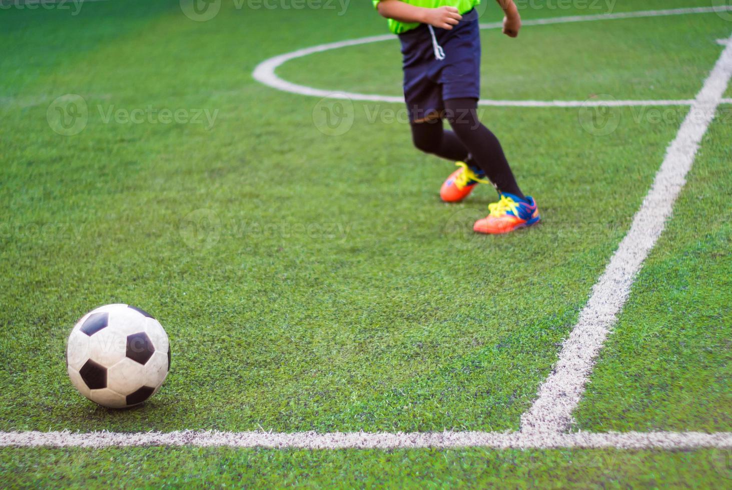 os jogadores de futebol estão competindo no dia dos esportes do ensino fundamental foto