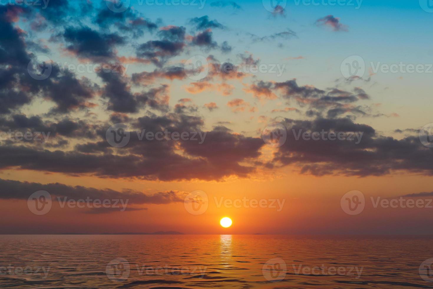 belo pôr do sol brilhante sobre o mar. foto