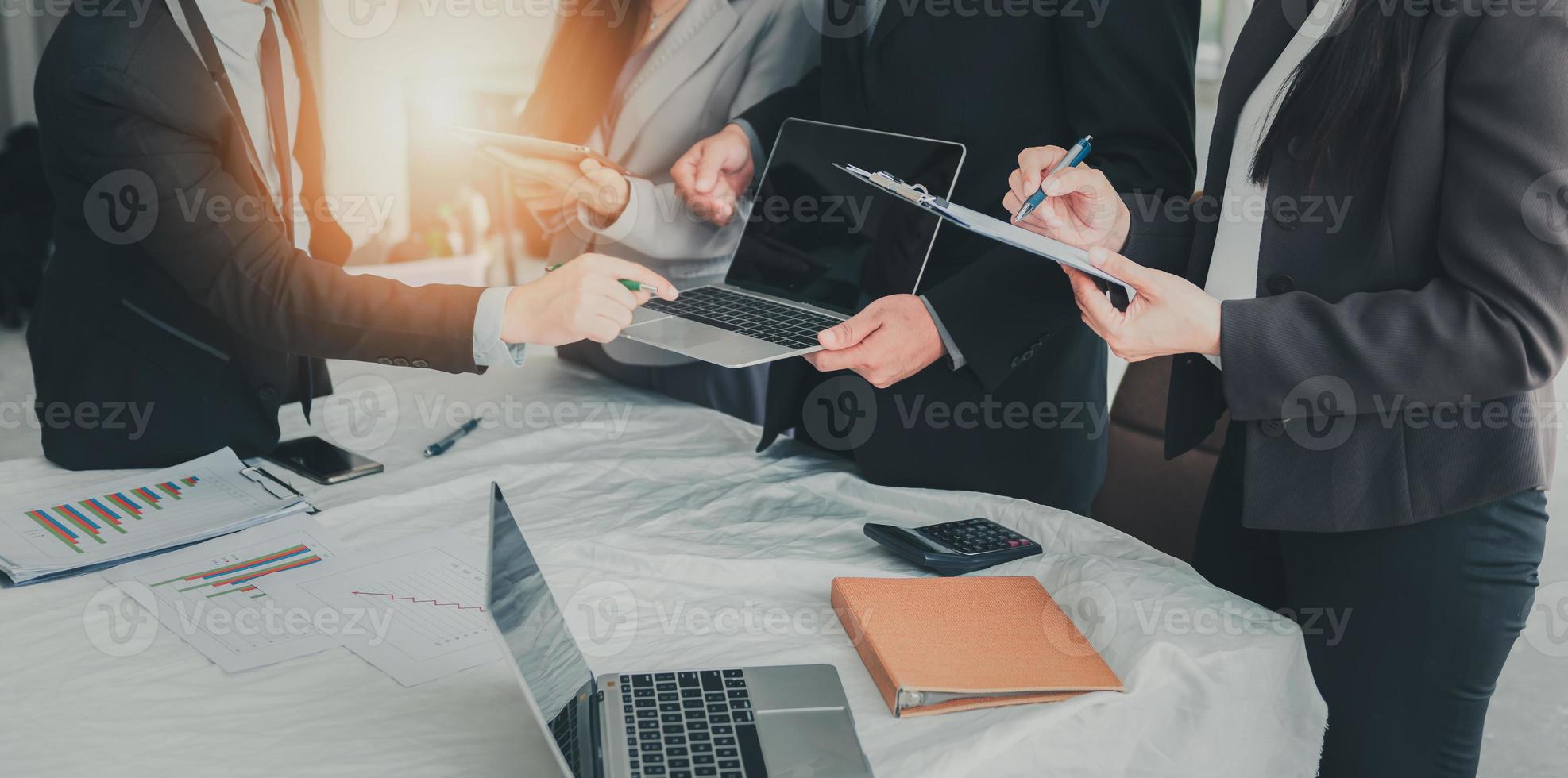 apresentação e discussão do relatório da reunião da equipe executiva de empresários foto