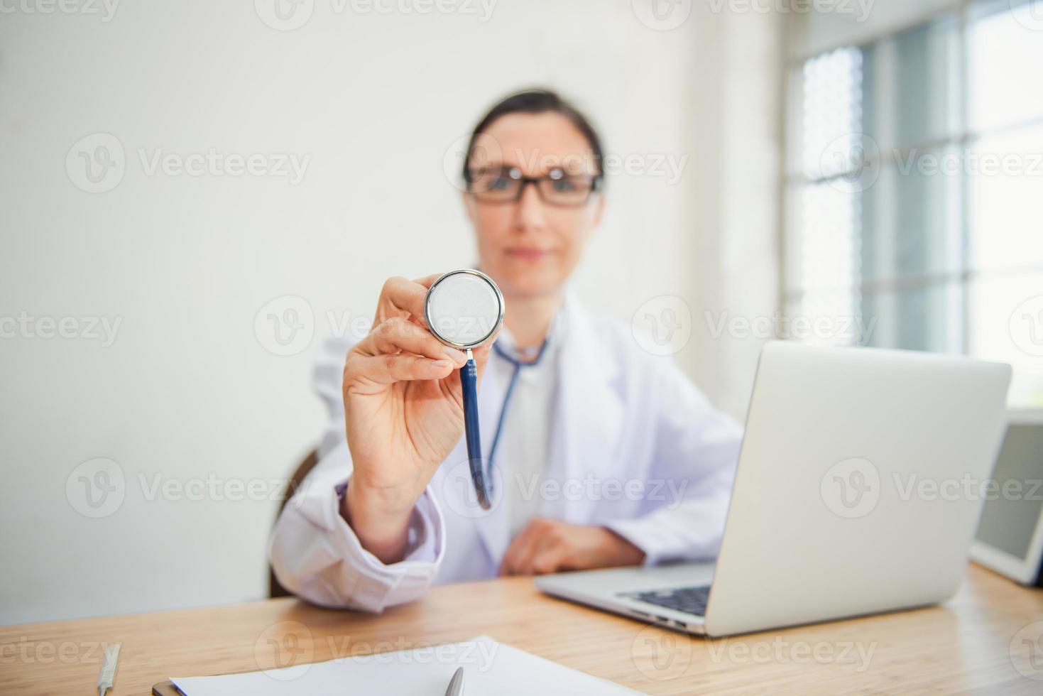 médico está examinando a saúde do paciente com estetoscópio foto