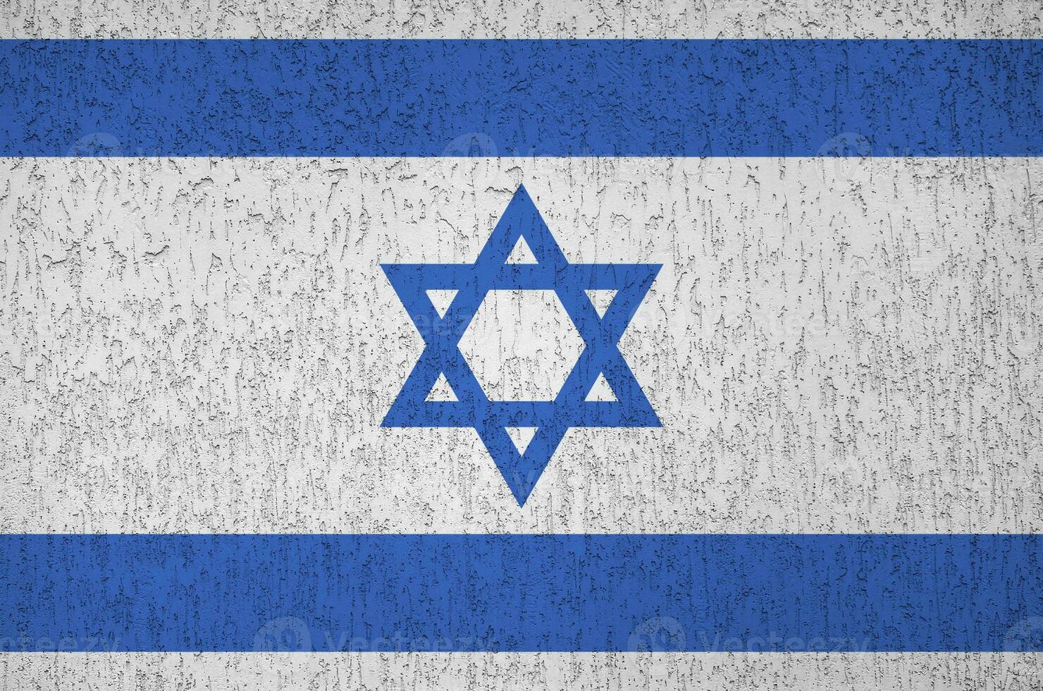 bandeira de israel retratada em cores brilhantes de tinta na parede de reboco em relevo antigo. banner texturizado em fundo áspero foto