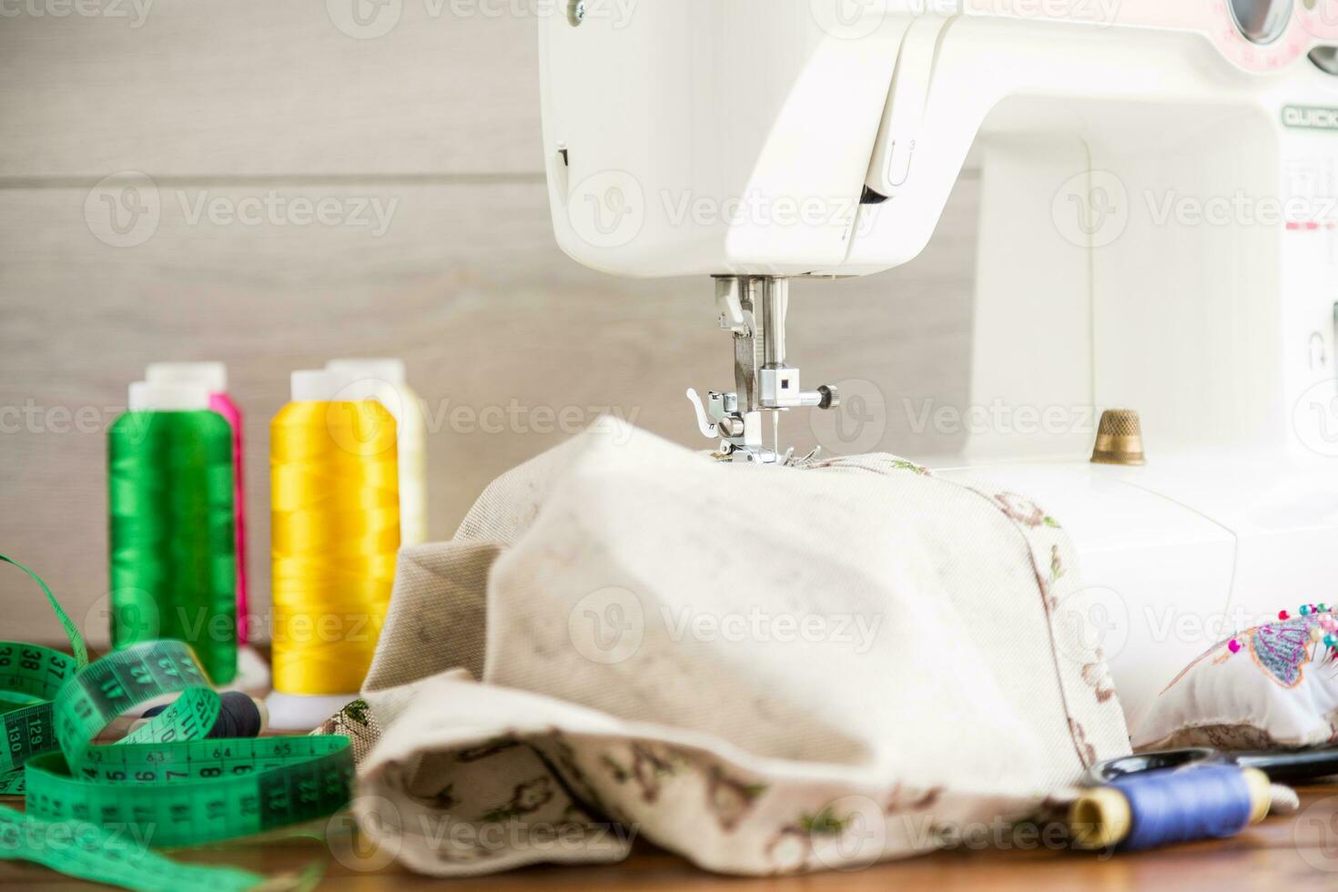 de costura máquina com tecido e tópicos para de costura, fechar-se. a trabalhando processo foto