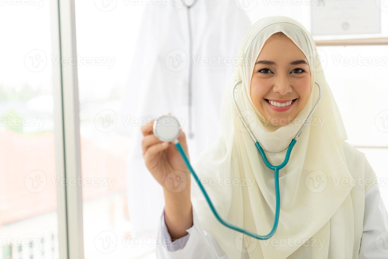médicos muçulmanos estavam sorrindo e felizes em fornecer serviços médicos foto