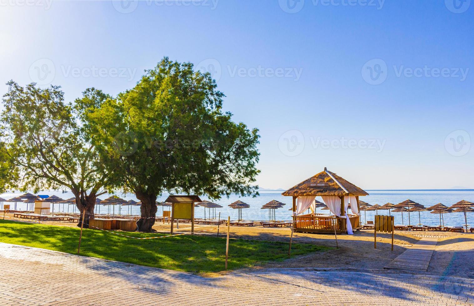 bela mesa de massagem de praia em kos grécia pela praia. foto