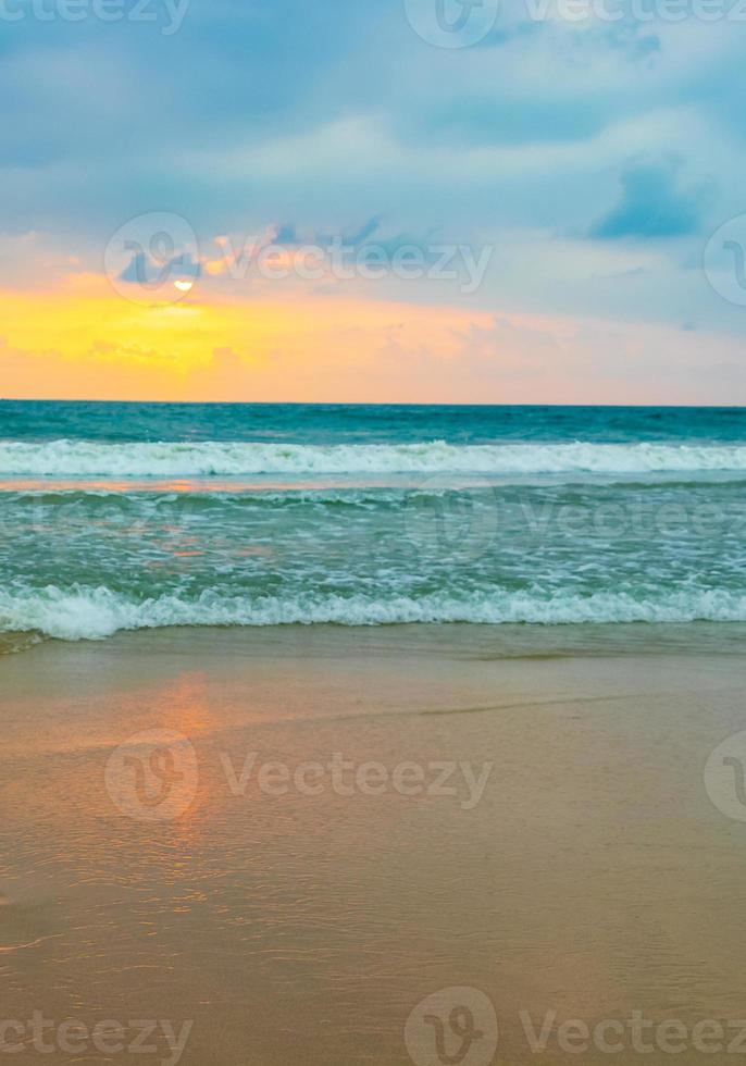 belo colorido pôr do sol paisagem panorama bentota beach sri lanka. foto