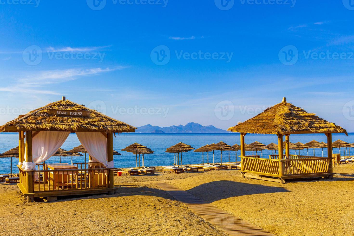 bela mesa de massagem de praia em kos grécia pela praia. foto