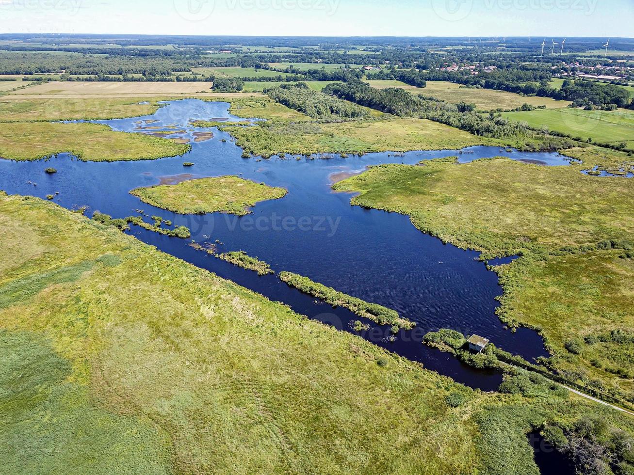 sellstedter veja o lago e ochsentriftmoor tirados de cima com drone. foto