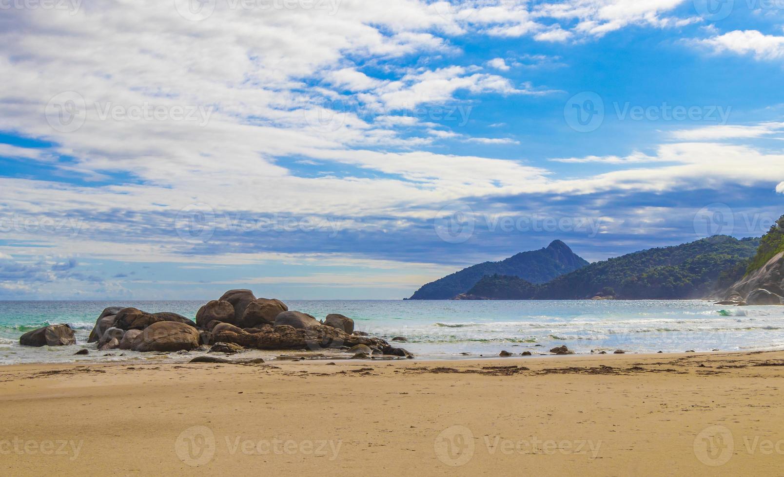 formações rochosas pedregulhos ilha grande santo antonio beach brazil. foto