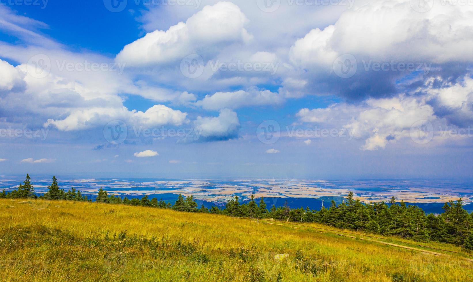 vista panorâmica da paisagem do topo da montanha de brocken harz alemanha foto