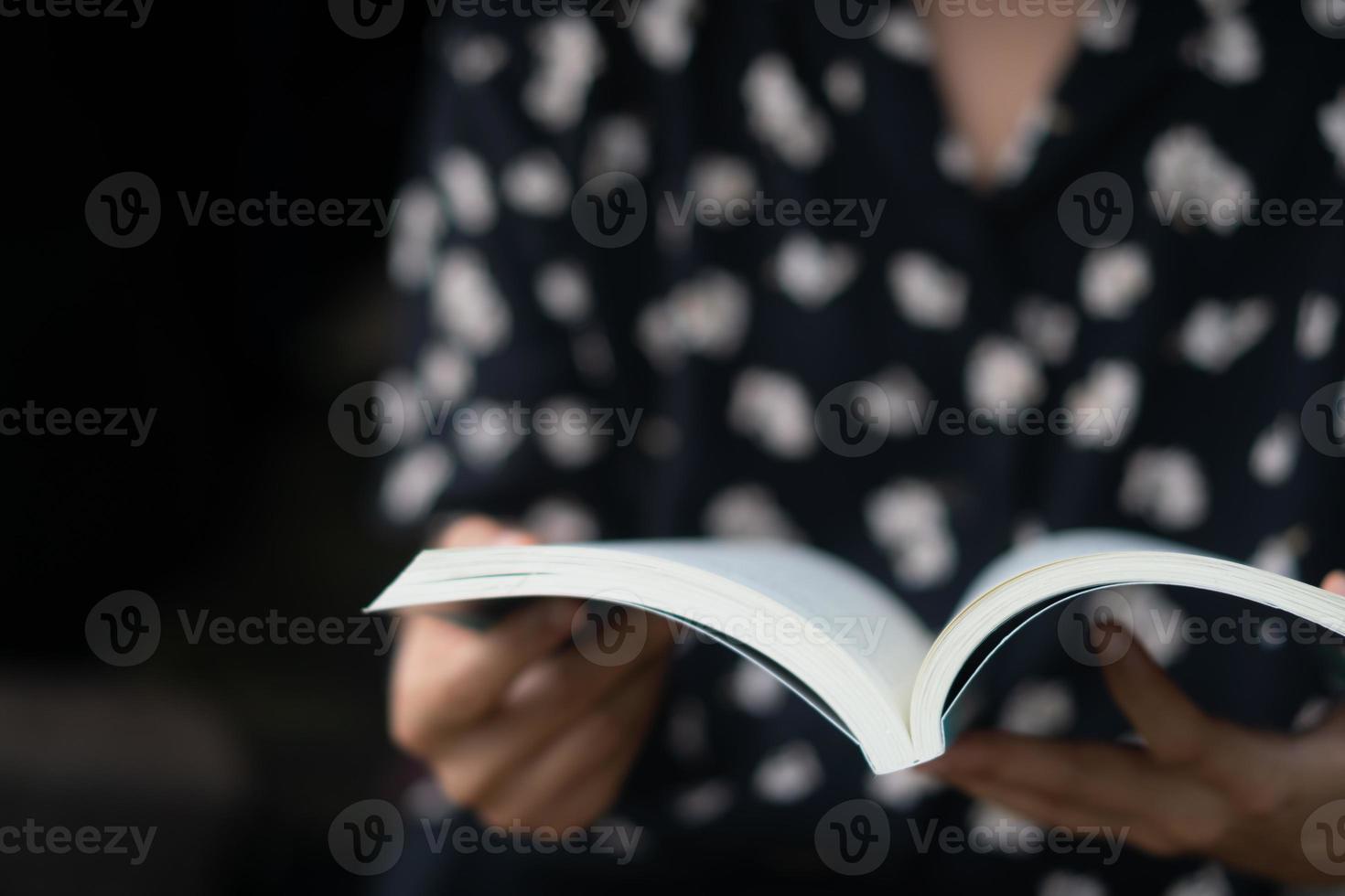 mulher está lendo livro foto