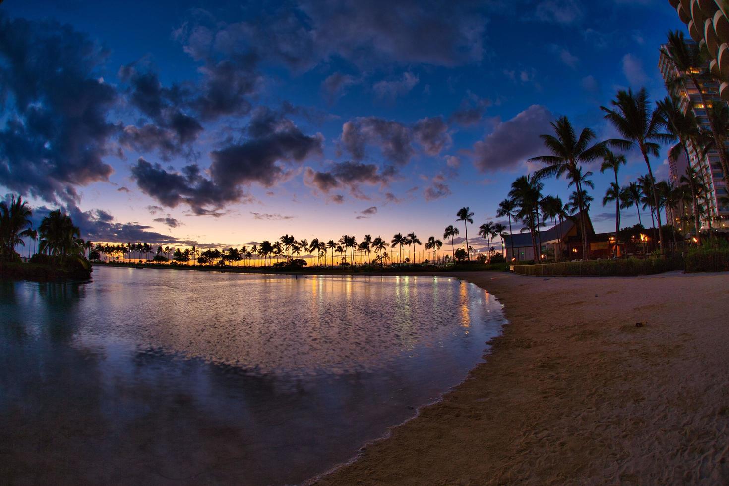 pôr do sol na praia de waikiki, havaí foto