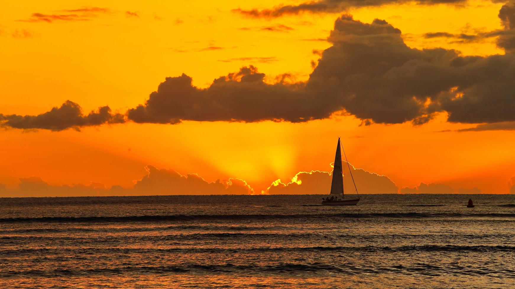 pôr do sol da praia de waikiki em honolulu havaí foto