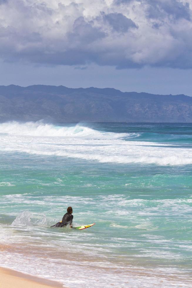 surfistas na costa norte do havaí foto