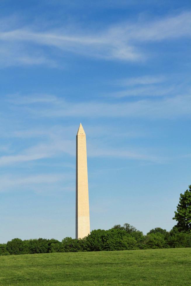 monumento de washington e bandeira americana em washington dc foto