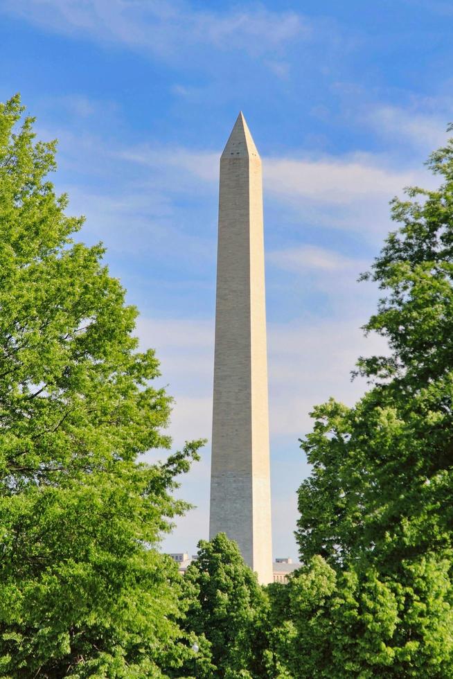 monumento de washington e bandeira americana em washington dc foto