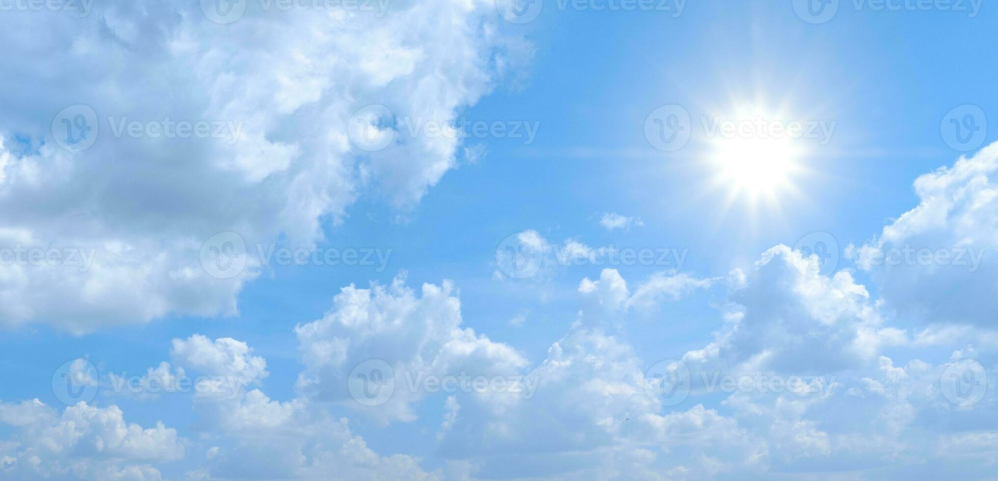 lindo céu azul claro com nuvens brancas e sol foto