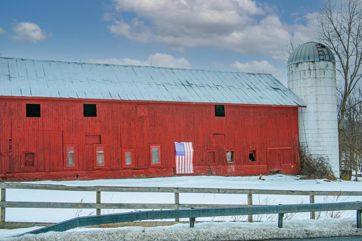 celeiro vermelho com um silo branco foto