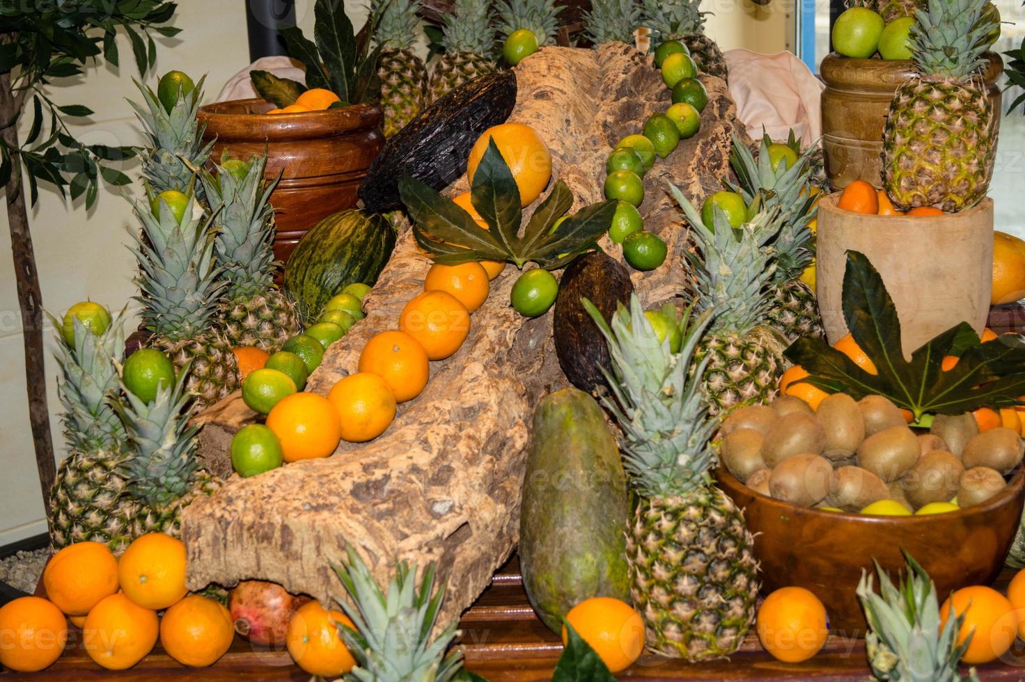 mamão e outras frutas em um mercado foto