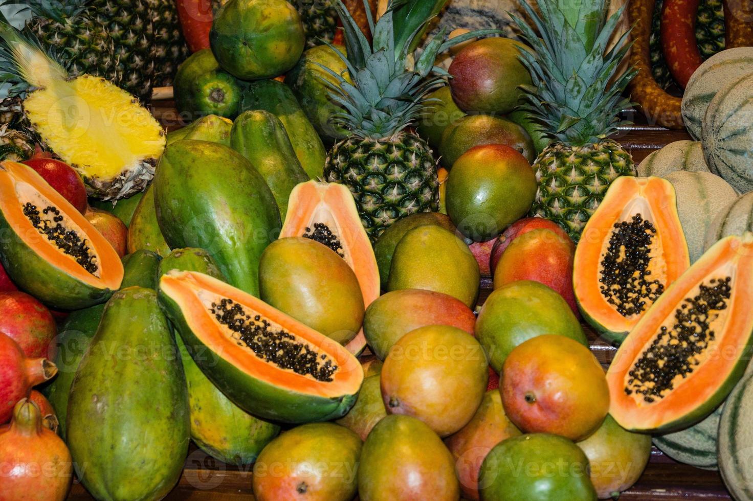 mamão e outras frutas em um mercado foto