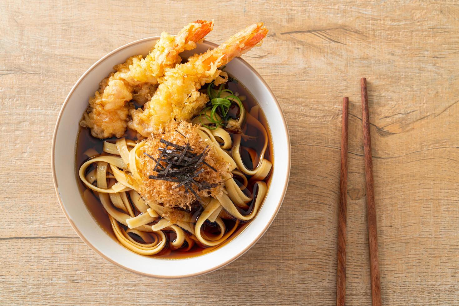 macarrão ramen japonês com tempura de camarão foto