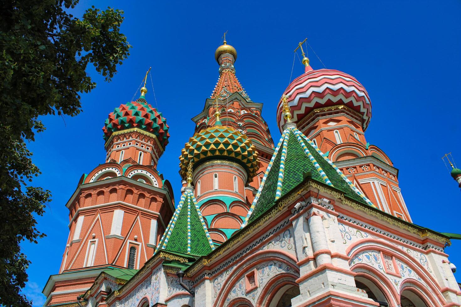 st. catedral do manjericão na famosa praça vermelha no coração de Moscou foto