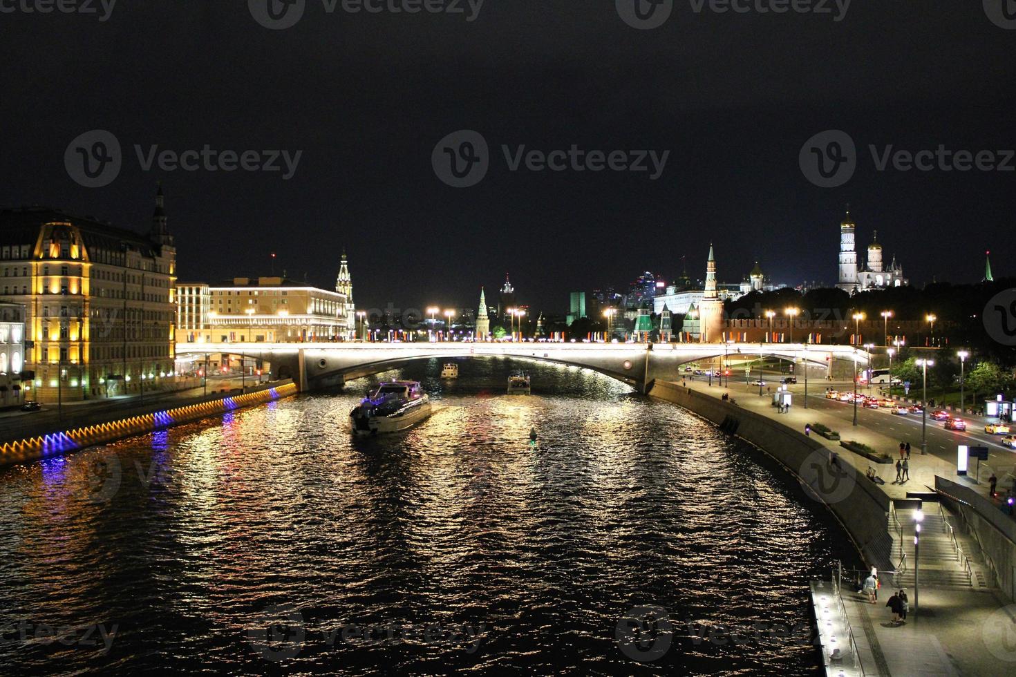 visão noturna do rio moskva no centro da cidade de moscou na rússia foto