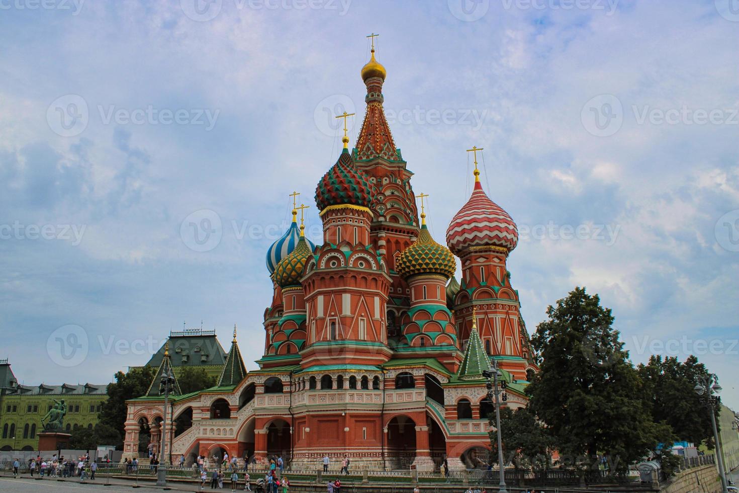 st. catedral do manjericão na famosa praça vermelha de Moscou foto